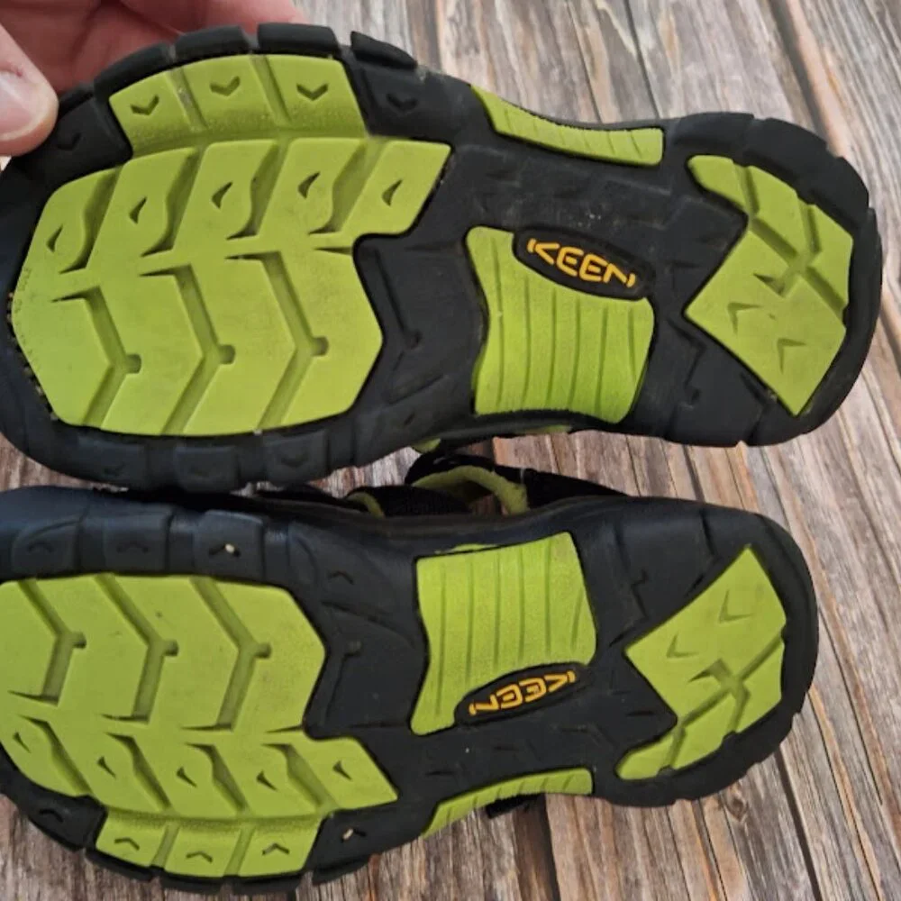 Keens Black and Green size 2 youth‎